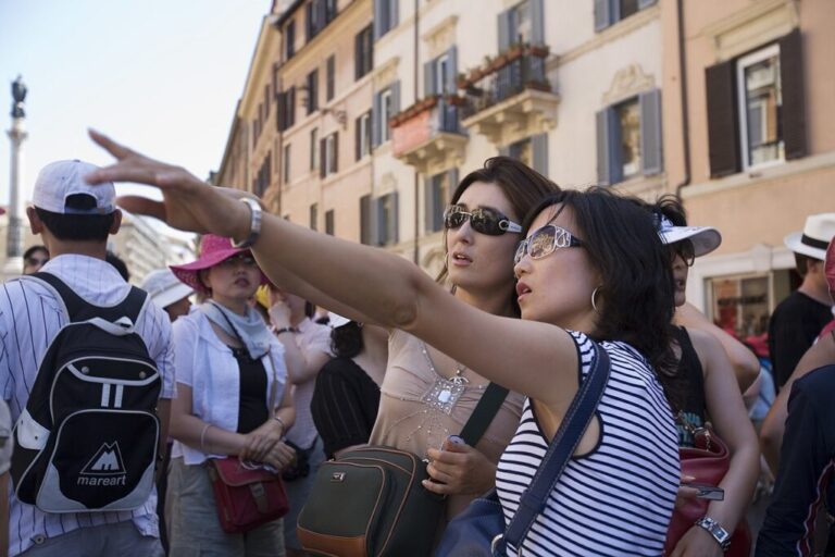 1280px Two Japanese tourists visiting in Piazza Spagna Rome 2404 1024x682